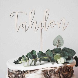 Koivuinen kakkukoriste tahdon tekstillä.