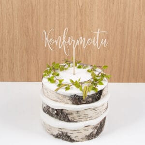 Konfirmoitu kakkukoriste koivunvärisenä keväisen kakun päällä