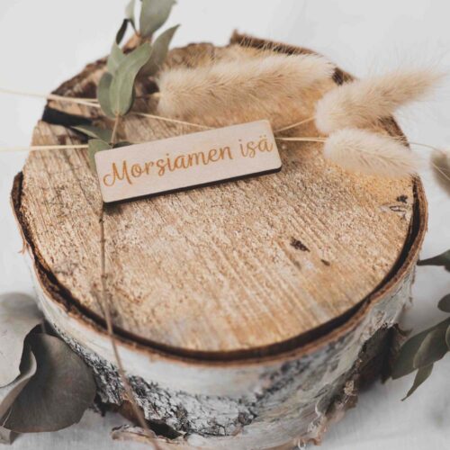 Paikkakyltti morsiamen isä tekstikaiverruksella.