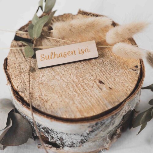 Vanerinen paikkakyltti sulhasen isä.