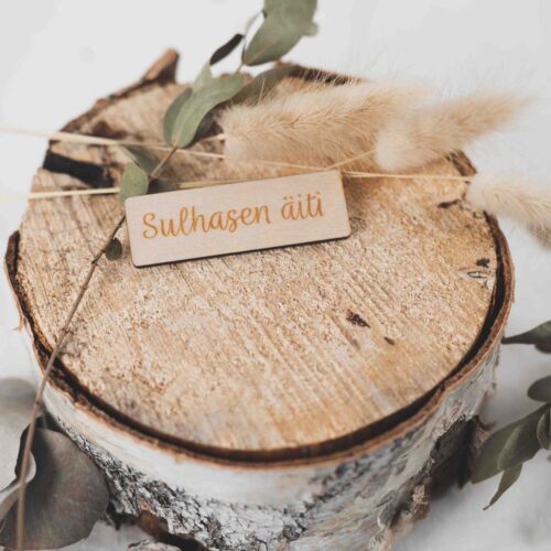 Vanerinen paikkamerkki sulhasen äiti tekstillä.