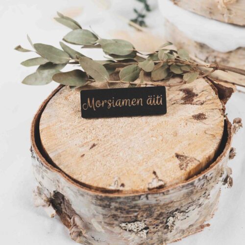 Musta puinen paikkakyltti tekstillä morsiamen äiti.