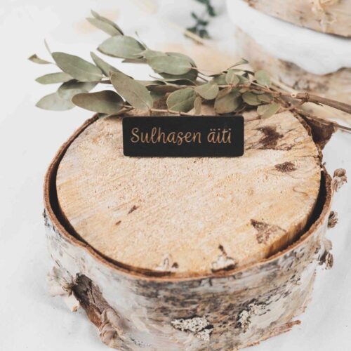 Vanerinen musta paikkakortti sulhsen äiti.