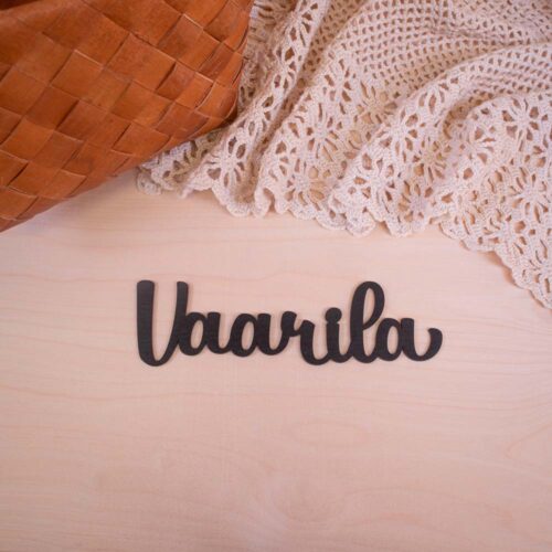 Musta koivuvanerinen Vaarila tekstikyltti