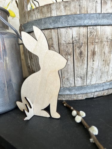 Kuvassa koivuvanerinen pääsiäispupu istumassa