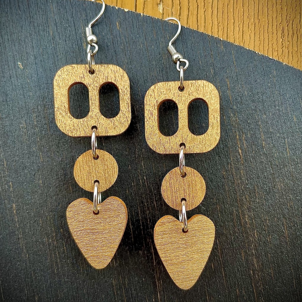 Pohjalaisen helavyön helojen mukaiset korvakorut.