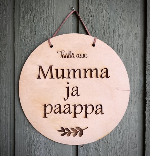 pyöreä kyltti, jossa teksti täällä asuu mumma ja paappa.