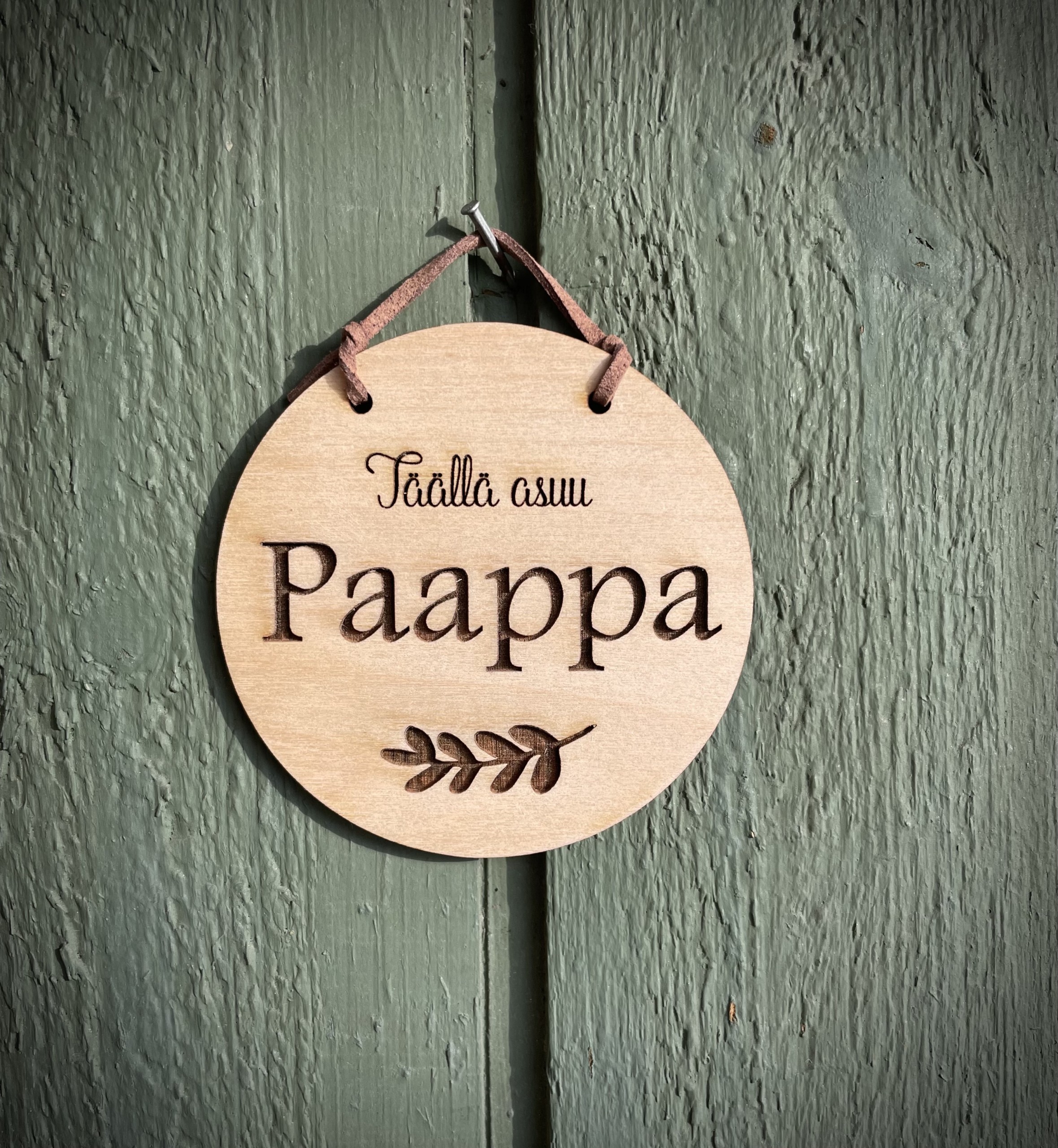 py&ouml;re&auml; kyltti, jossa teksti t&auml;&auml;ll&auml; asuu paappa