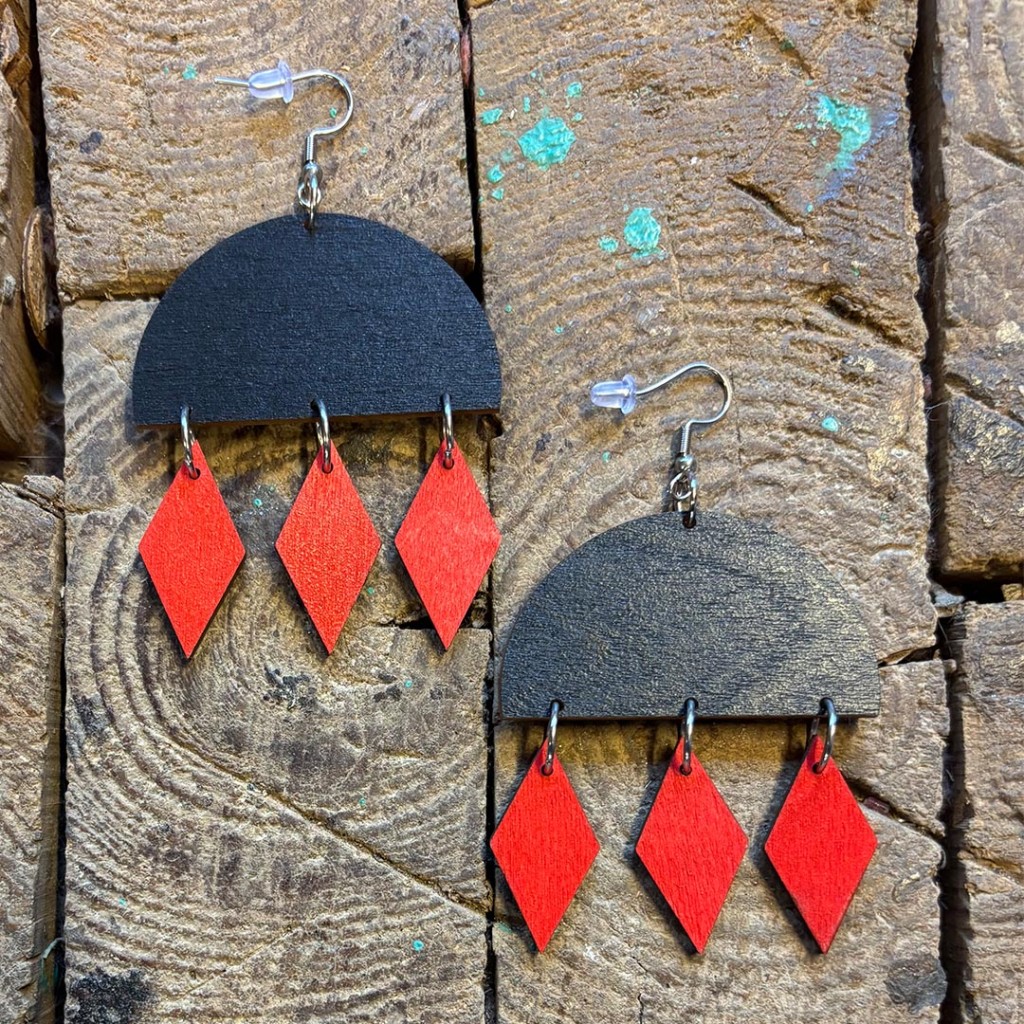 korvakoru, jossa musta puoliympyrä ja roikkuvatsalmiakkikuviot