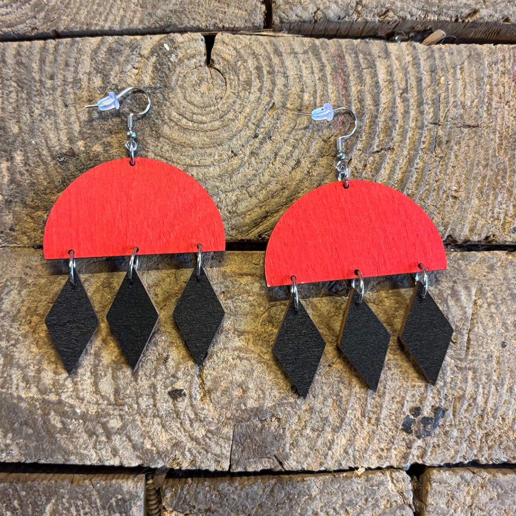 Korvakoru, jossa punainen puoliympyrä ja roikkuvat salmiakit