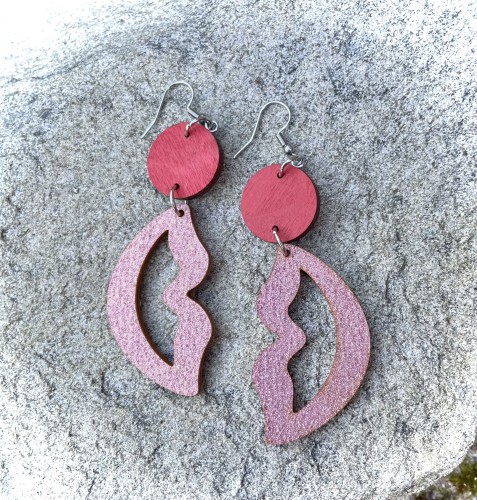 Korvakorut, joissa punainen pallo, josta roikkuu vaaleanpunaiset huulet.